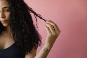 Pielęgnacja włosów suchych — jakie kosmetyki wybrać?