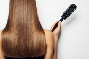 5 sprawdzonych porad jak odzyskać zdrowy wygląd włosów po wakacjach