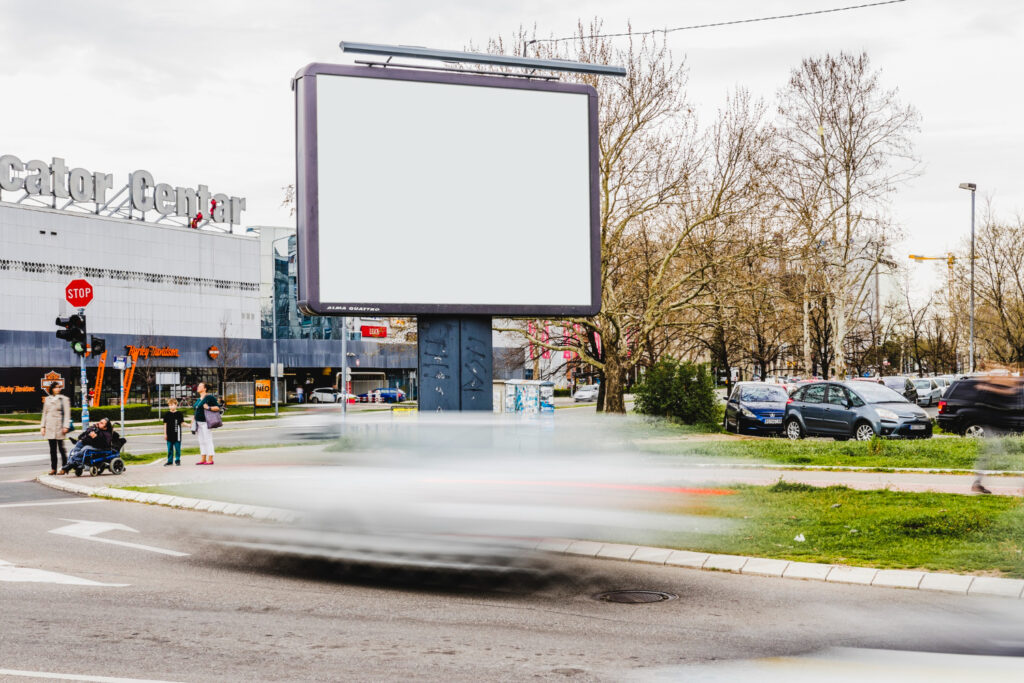 Reklama OOH - jak wybrać najlepsze miejsca na konstrukcje reklamowe?
