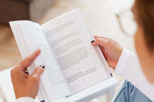 Jak wybierać książki o psychologii wpływu i perswazji do domowej biblioteczki – polecane tytuły dla czytelników interesujących się manipulacją, komunikacją i sprzedażą